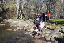 Numeroso público familiar en la acción de voluntariado sobre el desmán ibérico celebrada en el puente de la Constitución en la Casa del Parque Valle de Iruelas